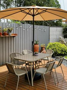 TONGGUMO | Umbrella Included Patio Table and Chair Set