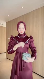 Kharisma Dress Satin Burgundy Polos Kondangan Bridesmaid Duyung Body Cone Gamis Lebaran 2025