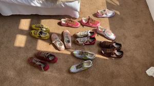 รองเท้าเทรนนิ่ง Wind Liya De รองเท้าวิ่งลำลองผู้หญิงแมทช์ลุคง่ายรองเท้าสีขาวสีขาวกีฬาส้นแบนเย็บฤดูใบไม้ร่วง ins อินเทรนด์