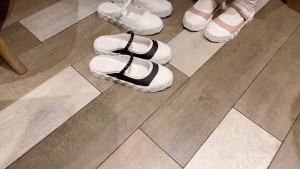 Dép đi trong nhà phong cách cho phụ nữ mặc phiên bản Hàn Quốc 2024 thời trang mùa hè mới đeo giày hở ngón ngọc trai xu hướng Dép mát mẻ nổi tiếng trên internet thoải mái chống mài mòn chống mùi ánh sáng chống trượt