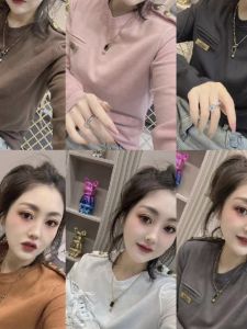 เสื้อยืดคอกลมแขนยาวผ้าฝ้ายสไตล์ยุโรปสำหรับผู้หญิงในฤดูใบไม้ผลิปี 2025 ดีไซน์เก๋ไก๋ ติดกระดุมโลหะ ทรงเข้ารูป เสื้อชั้นใน