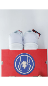 [ฟรีสีมาทเตอร์อาทสั้น] รองเท้าพละนักเรียนเด็กชาย Kenta รุ่น Spider-Man (มีไฟกระพริบ) ลิขสิทธิ์แท้ แถม1กล่อง