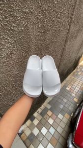 Sandal Slop Smile Putih: Pilihan Tepat untuk Acara Sehari-hari