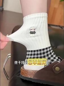 Grid Embroidered Cat Medium Socks