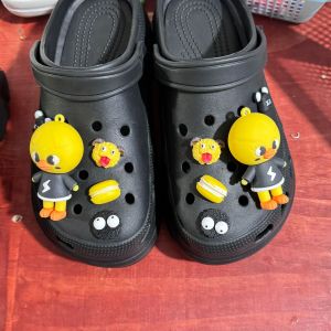 10ชิ้น/เซ็ต Crocs Jibbitz อุปกรณ์รองเท้ามีเสน่ห์การ์ตูน3D หัวเข็มขัดรองเท้าของประดับรูปเป็ดสีเหลืองสำหรับ Crocs