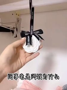 แผ่นน้ำหอม น้ำหอมแขวนรถ แผ่นน้ำหอมปรับอากาศ น้ำหอมรถยนต์ น้ําหอมรถ น้ำหอมตู้เสื้อผ้า น้ำหอมห้องนอน ดับกลิ่นตู้เสื้อผ้า ดับกลิ่นห้องน้ำ กลิ่นหอมติดทนนาน สดชื่น และเป็นธรรมชาติ ไม่ฉุน