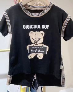 ชุดเด็กอินเทรนด์ยุโรปและอเมริกาเสื้อยืดแขนสั้นลายหมีกางเกงขาสั้นผ้าฝ้ายสีทึบฤดูร้อนเสื้อผ้าเด็กผู้ชายที่ดีที่สุด