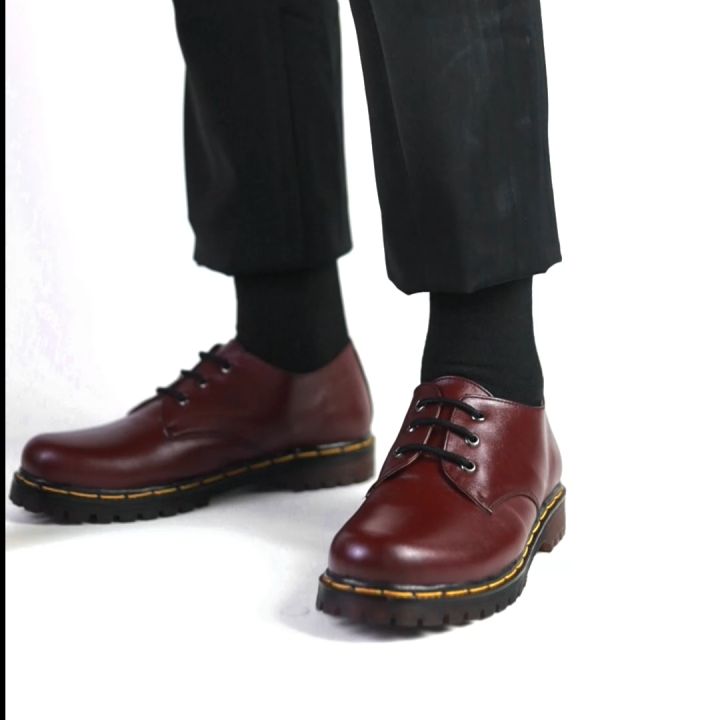 Red Doc Martens Low Sepatu Low Boots Dr Martens Tiga Lubang Hole - Main Image