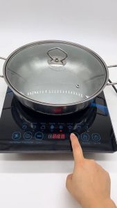 เตาแม่เหล็กไฟฟ้า - การรักษาหน้าจอสัมผัส 4D สีดํา 6 ระดับ กำลังสูง แผงไมโครคริสตัลสีดํา 2200 วัตต์ปรับ