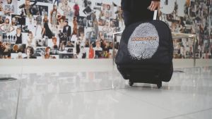 TONI&GUY กระเป๋าใส่เครื่องมืออุปกรณ์ตัดผมและกรรไกรตัดผม หวี รุ่น XL-25 มีช่องเสียบ สําหรับช่างตัดผมมืออาชีพ ช่างเสริมสวย ร้านบาร์เบอร์ ซาลอน - สีดํา