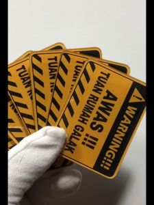 Stiker Emblem Akrilik Awas Tuan Rumah Galak & Stiker Danger Lucu