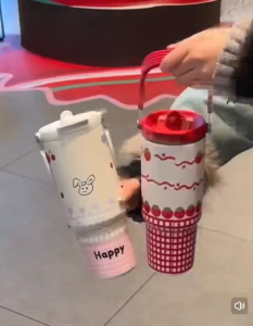 Media แก้วเก็บอุณหภูมิ กระติกน้ำเก็บความเย็น Stainless steel thermos cup 900ml ลายน่ารัก【มีหูหิ้ว+หลอด】กระติกน้ำเก็บอุณหภูมิสแตนเลส แก้วเก็บเย็น คุณภาพสูง มีความแข็งแรงทนทาน แบบพกพา แก้วน้ำของขวัญ