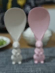 ที่ตักข้าว ข้าวไม่ติดทัพพี ทัพพีตักข้าว ช้อนข้าวรูปกระต่าย ช้อน ทัพพี ทัพพีตักอาหาร รูปทรงกระต่ายน่ารักสามารถใช้เป็นช้อนข้าวตั้งตรงได้ และช้อนทรงโค้งทำให้ข้าวไม่ติดและทำความสะอาดง่าย