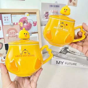 Ly cốc sứ có nắp kèm thìa hình chú vịt vàng đáng yêu dễ thương cute 400ml