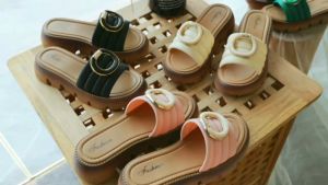 Aysa fashion รองเท้าแตะพื้นหนา เสริมส้นสไตล์เกาหลี สีสันสวยน่าใส่ สำหรับคนที่อยากเสริมส้น รองเท้าพื้นยางแต่งด้านบน สีพื้น ส้นหนา #sy126