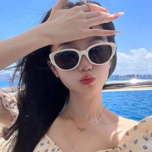 Geovannery Kacamata Hitam Mata Kucing & Fotografi Jalanan Wanita