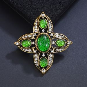 Retro Court Style Green Gemstone Brooch Pin Metal Luster Embedded Diamond Women's Fashion Accessories High-End Feel Chest Flower