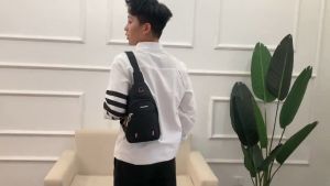 สินค้ามีพร้อมส่ง กระเป๋าเเฟชั่นสไตล์วินเทจชาย กระเป๋าสะพายไหล่ กระเป๋าสะพายข้าง เเมสได้ทุกลุค