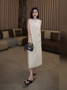 ชุดเดรสยาวแขนกุดสีขาวหรูหรา ทรงเอ คอวี กระโปรงทรงเอ ฤดูร้อน 2024 ชุดเดรสยาวปานกลาง สไตล์วันหยุด ชุดเดรสสีขาว