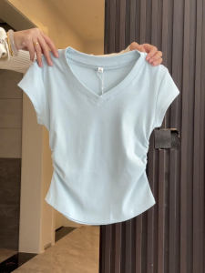 เสื้อยืดคอกว้างสีฟ้าครีม ทรงเข้ารูป แขนสั้น ทรงเข้ารูป สำหรับผู้หญิง ฤดูร้อน 2025 เสื้อชั้นในพับเล็กๆ น่ารัก ใส่เดี่ยวๆ ได้