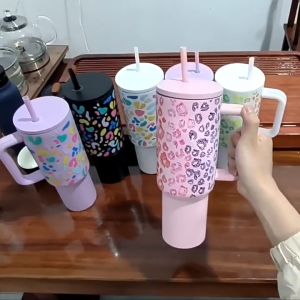 Media แก้วเก็บความเย็น 40ออนซ์ แก้วน้ำความจุสูงในฤดูร้อน กระติกน้ำร้อนสแตนเลสหนาสองชั้น พร้อมด้ามจับ ลายเสือดาวที่สวยงาม มี 5 สี แก้วของขวัญ