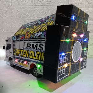 Miniatur truk di lengkapi lampu terpal dan soundhoreg sistem full set bluthooth