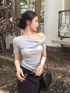 CHOEFULYN | Áo Thun Tay Ngắn Ôm Body Cổ Trụ Xoắn Màu Xám
