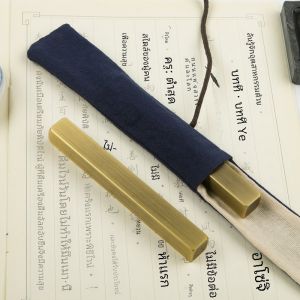 ลดล้างสต็อกไม้บรรทัดทองเหลืองทับกระดาษแบบโบราณหนึ่ง คู่สีดั้งเดิม แถบเขียนตัวอักษรทองแดงทั้งหมด ทำเก่า แบบแข็งสี สมบัติในห้องหนังสือโลหะสร้างสรรค์สไตล์จีน เครื่องกดกระดาษขนาดใหญ่ เรียบลื่น และเพิ่มความหนา ทองแดง และสลัก