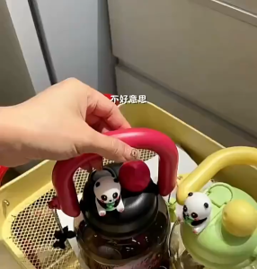 ขวดน้ำเด็กขนาด 800 มล. มีหูจับ ฝาป้องกันการรั่วซึม น้ำหนักเบา พกพาสะดวก ลายการ์ตูน ตกแต่งด้วย