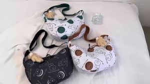 QNQN 2025 (มีจี้)สาวน่ารักหมีกระเป๋าสะพายแฟชั่นความจุขนาดใหญ่หมีพิมพ์กระเป๋าสะพายสำหรับวันเกิดและของขวัญคริสต์มาส