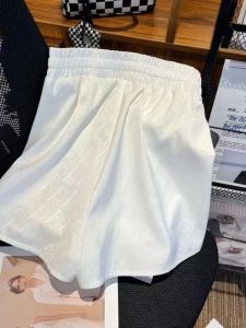 กางเกงขาสั้นผ้าซาตินอะซิเตทเอวสูงสำหรับผู้หญิง กางเกงขายาวทรงหลวมสบาย ๆ สำหรับฤดูร้อน 2025 กางเกงขาสั้นลำลองสไตล์ใหม่