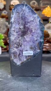 amethyst with rutilated 🔮天然紫晶洞 玛瑙边带有绿幽灵和红幽灵 紫度深美饱满晶体带有钛晶👍  高(Height): 21cm 宽(Width): 10x8cm 重(Weight): 2.2kg