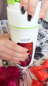 Electrolux เครื่องปั่นแบบพกพา เครื่องคั้นน้ำผลไม้ เครื่องปั่นผลไม้แบบพกพา ชาร์จ USB เครื่องปั่น เครื่องคั้นน้ำผลไม้ไร้สายอเนกประสงค์ดีไซน์กะทัดรัด พร้อมการรับประกัน（รับประกัน 2 ปี）