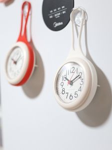 Glow-in-the-dark Kitchen Bathroom Waterproof Suction Cup Silent Wall Clock Mini Decorative Timepiece for Bedroom And Living Room