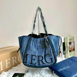 💕 M er ge A Day Bag Medium สินค้าพร้อมส่ง 🚚