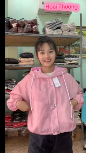 ÁO KHOÁC DÙ GIÓ NHĂN CÓ NÓN TO THIẾT KẾ NÚT BẤM 2 BÊN CÓ TÚI
