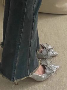 รองเท้าส้นสูงสีเงิน ผู้หญิง ฤดูใบไม้ผลิ ฤดูใบไม้ร่วง ส้นบางชี้นิ้วเท้า Rhinestone ปมผีเสื้อ สไตล์ฝรั่งเศส เรียบหรู รองเท้าเดี่ยว