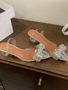 รองเท้าแตะส้นกลางคริสตัลใสแบบผูกโบว์ผีเสื้อสำหรับผู้หญิงในช่วงฤดูร้อนปี 2024 รองเท้าแตะสำหรับงานปาร์ตี้ ส้นสูงปานกลาง รองเท้าแตะแบบสวมหัว วัสดุพื้นรองเท้าเป็นยาง