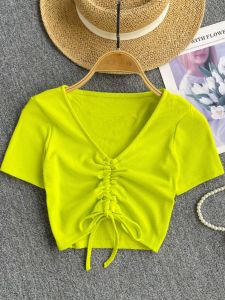 เสื้อยืดแขนสั้นคอวีเซ็กซี่สําหรับผู้หญิงสไตล์ยุโรปหลวมพอดีรูปแบบสร้างสรรค์เสื้อฐานอเนกประสงค์เหมาะสําหรับฤดูร้อน