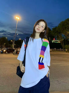 เสื้อยืดแขนสั้นคอตตอนหลวมๆ สไตล์อเมริกันย้อนยุคสำหรับผู้หญิงในช่วงฤดูร้อน ดีไซน์ตัดต่อสีบล็อก ทรงหลวมๆ สีขาว เสื้อผ้าทำงาน