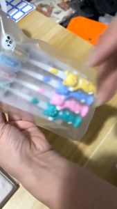 แปรงสีฟันเด็กลายการ์ตูน ชุด 4 ด้าม แปรงสีฟัน 2-12 ปี ขนแปรงนุ่ม พร้อมที่ทำความสะอาดลิ้นด้านหลัง แปรงสีฟันรูปหมี แปรงสีฟันสำหรับเด็ก แปรงสีฟันตัวการ์ตูน