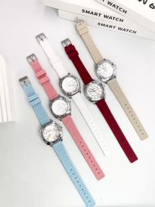 Geneva นาฬิกาข้อมือ ดีไซน์ที่ผสมผสานระหว่างความคลาสสิกและความทันสมัย สายนาฬิกาทำจากวัสดุยืดหยุ่น ให้ความรู้สึกสบายเมื่อสวมใส่ หน้าปัดขนาด 32 มม