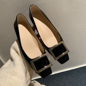 รองเท้าส้นหนาทรงหัวเหลี่ยมสีแดงสำหรับผู้หญิง ฤดูใบไม้ผลิและฤดูร้อน รองเท้าแต่งงานแบบสวมหัวแบน พื้นรองเท้า PU สวมใส่สบาย