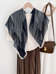 ผ้าพันคอไหมลายทางสีดำสไตล์ยุโรปสำหรับผู้หญิง ฤดูร้อนปี 2024 ผ้าคลุมไหล่คอแบบสวมใส่สบายสำหรับการเดินทางไปทำงาน