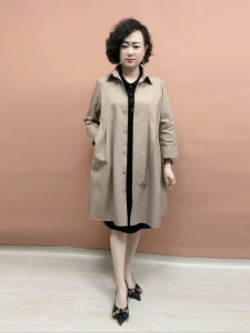 เสื้อคลุมกันลมผ้าฝ้ายบางทรงหลวมสำหรับผู้หญิง ฤดูร้อนปี 2025 เสื้อคลุมกันลมทรงยาวคลุมเข่า สไตล์ทำงาน ปกโปโล กระดุมเดียว