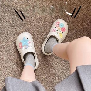 รองเท้าแตะแบบสวมสำหรับผู้หญิงในช่วงฤดูร้อนปี 2024 สไตล์ใหม่ รองเท้าแตะแบบสวมครึ่งนิ้วสำหรับกลางแจ้ง ส้นหนา พื้นกันลื่น รองเท้าแตะชายหาดแบบมีหัวรอง