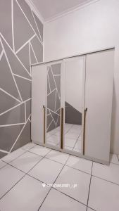 PIRA METROPOLIS - YONA 4P 4DR Lemari Pakaian 4 Pintu dengan 4 Laci