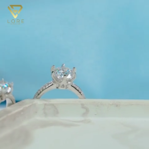 Lore Jewellery - Cincin Moissanite Lapis Emas 18K - Meredith Classic Elegant Moissanite Ring 0.5/1.0/2.0 Carat [GRA Certificated and Sales Warranty]
