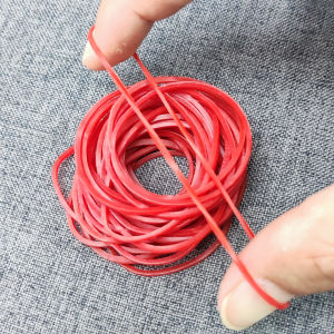 แถบยางยืด40มม. สีแดง300ชิ้นแถบยางยืดยางยืดยางยืดที่แข็งแรงวงแหวนยางที่แข็งแรงอุปกรณ์เครื่องเขียนสำหรับโรงเรียน