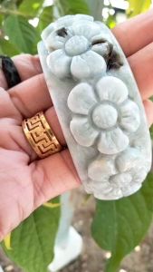 เสริมหน้ากว้างขนาด 63 มม หน้ากว้างที่มีผลต่อการเครื่องมือ กำไลหยกพม่าแกะสลักดอกไม้สีเขียวอ่อนแต้มน้ำตาล 100% สร้างความสวยงามสูง ควบคุมผลลัพธ์ที่คุณต้องการ